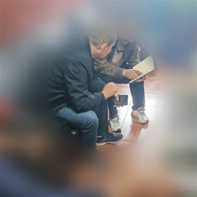 گاہک آرڈر دینے کے لیے فیکٹری میں آتے ہیں۔